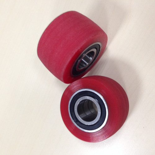 Serie cuscinetti a rulli rivestiti in poliuretano colato in stampo e ripreso al tornio esternamente<br />