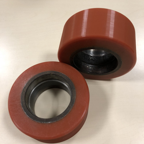 lavorazione vecchie ruote metallo spogliate e poi ricostruite con rivestimento in poliuretano colato e vulcanizzato