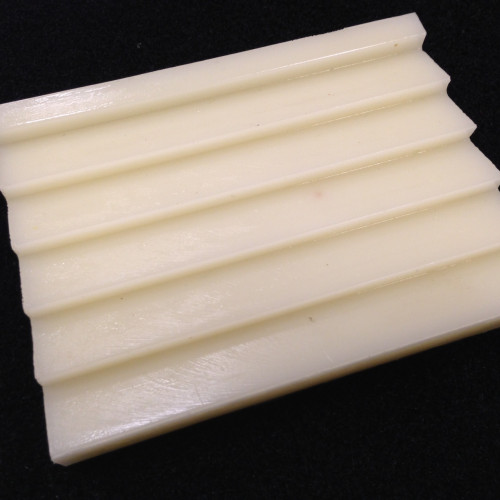 Particolare in poliuretano bianco colato in stampo con sagoma a scalino